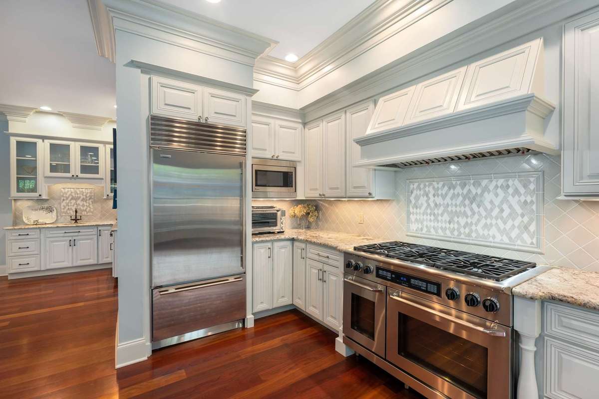 One more...notice that there are two Sub-Zero refigerator-freezers...