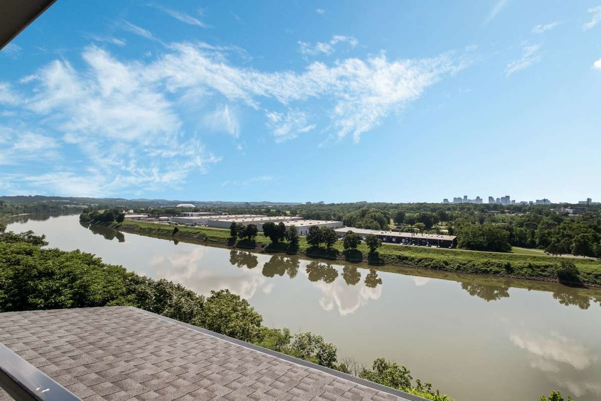 An entertainer’s rooftop dream with space to gather, dine, and soak in unobstructed Nashville views.