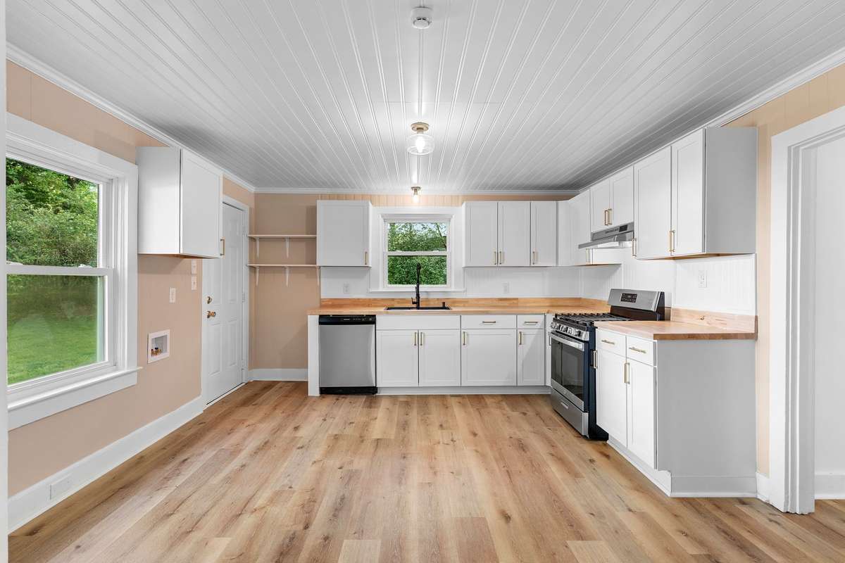 Beautifully updated kitchen with modern finishes!