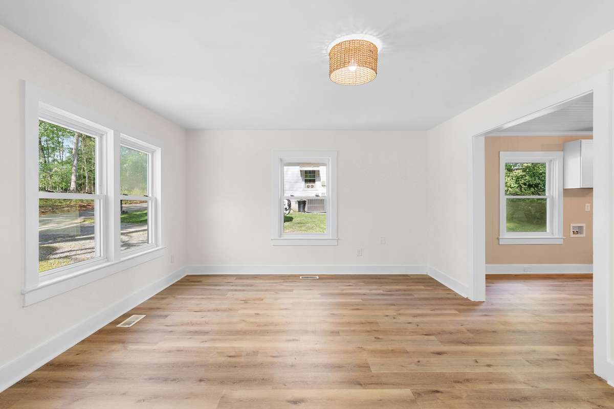 Versatile layout for living or dining!