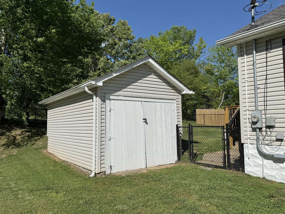 Garage / Storage with electricity