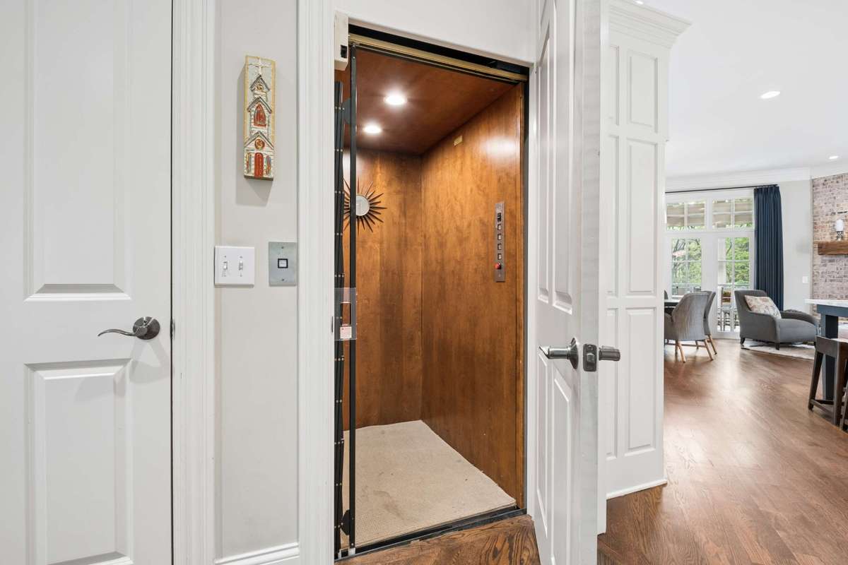 What a luxury~ elevator access to all floors!