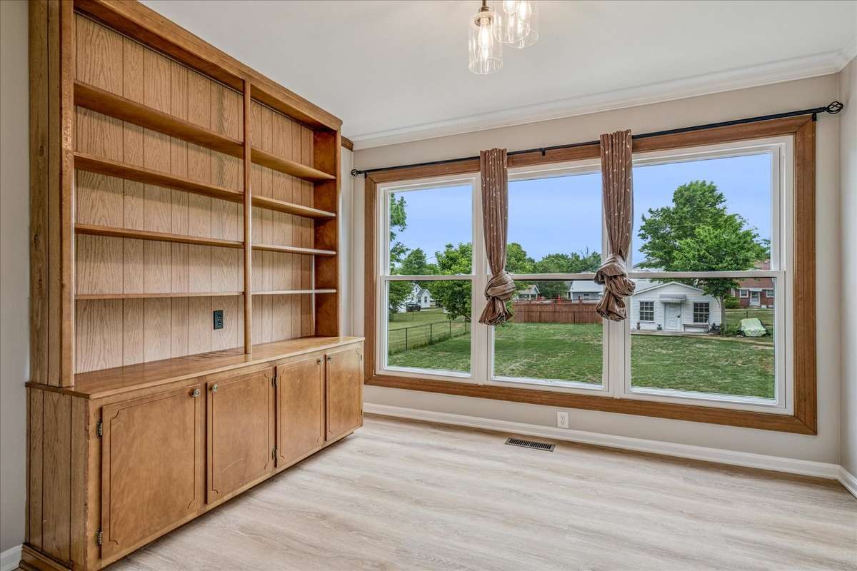 Flex room for office, reading, hobby or play area
