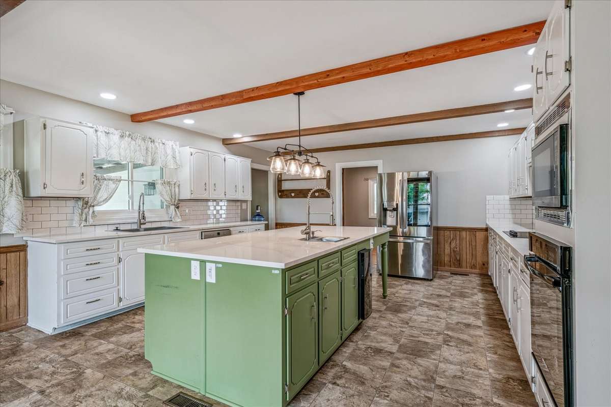 This kitchen practically cooks its own meals!
