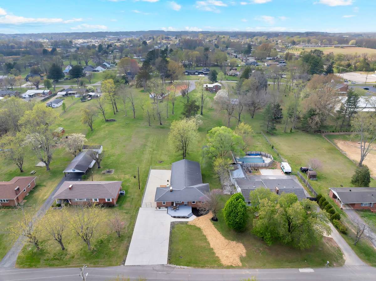 Convenient location near shops, restaurants, parks, and schools!