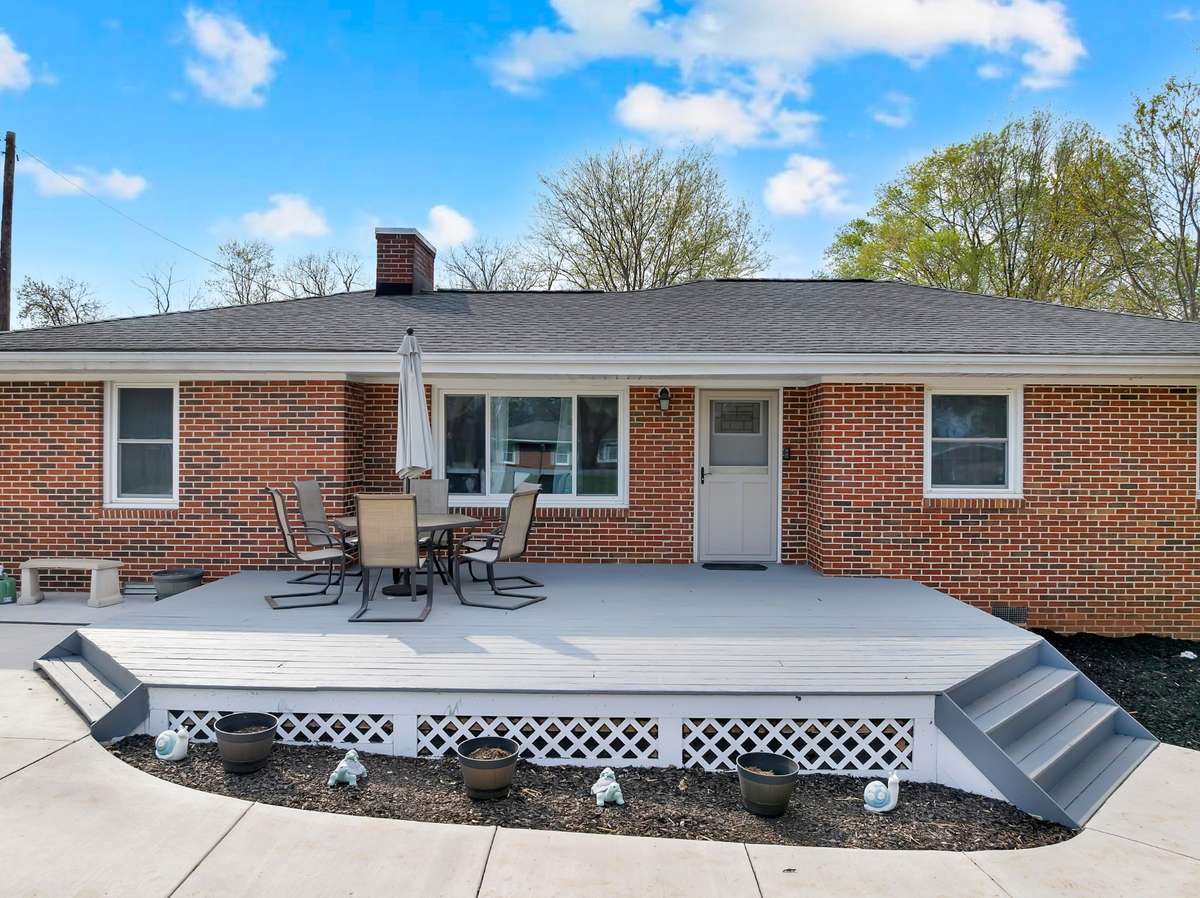 Spacious deck/patio