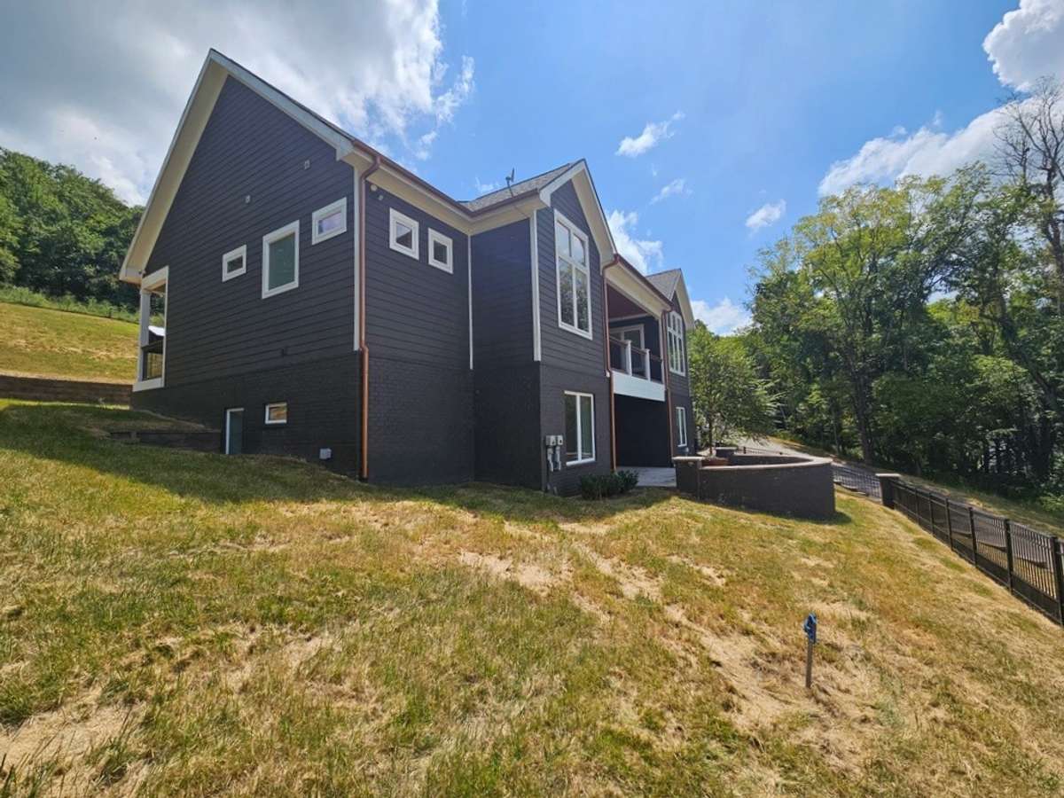 Left side view. The front and back yards are fenced for addition privacy and security.