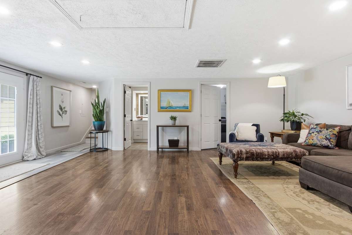 This side of the house offers a separate entrance with 2 bedrooms, laundry room, large living/dining space and bathroom.