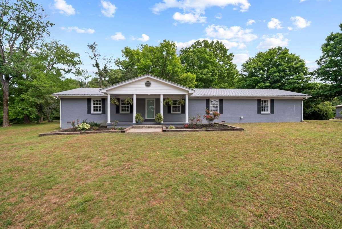 Welcome home to your mini farm in Santa Fe.