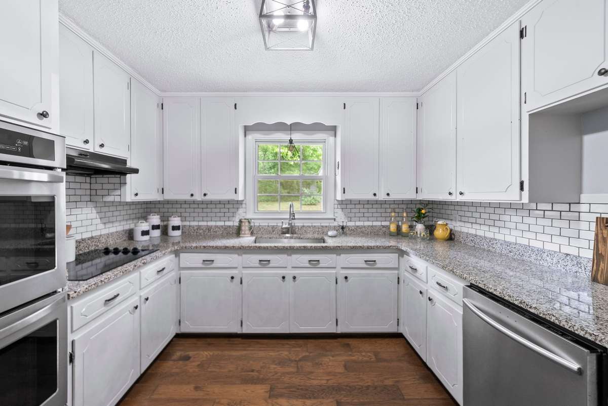 Beautiful kitchen with plenty of counter space on the granite countertops.
