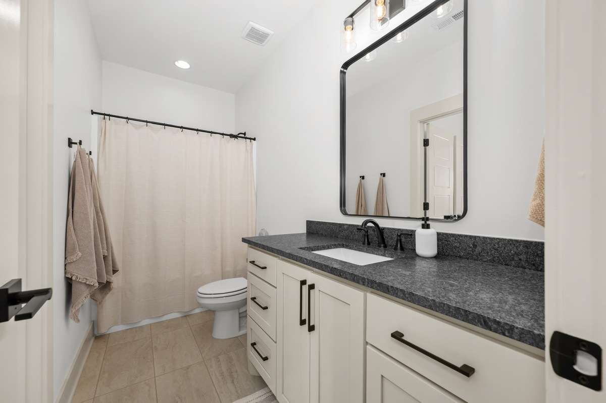 520 Gresham Lane - Bathroom #3 (En Suite)