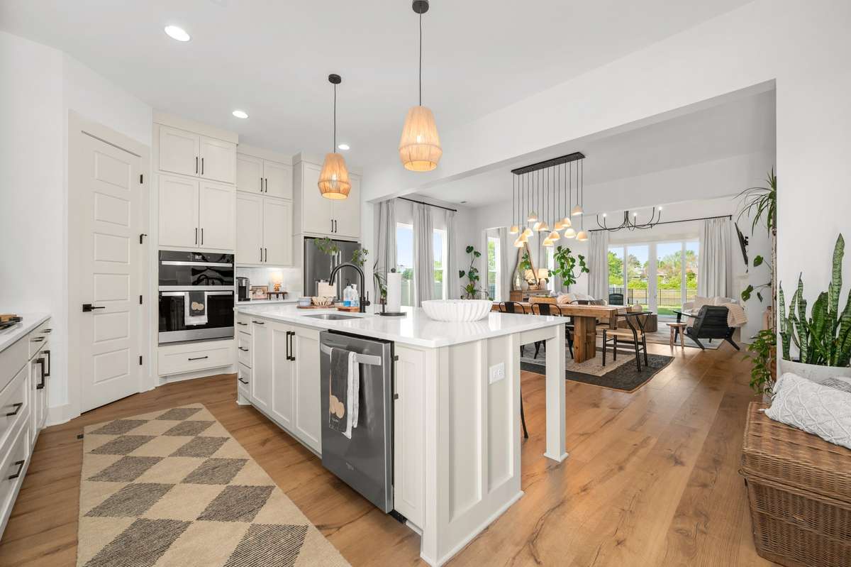 520 Gresham Lane - Deluxe Kitchen w/ Cabinets to the Ceiling
