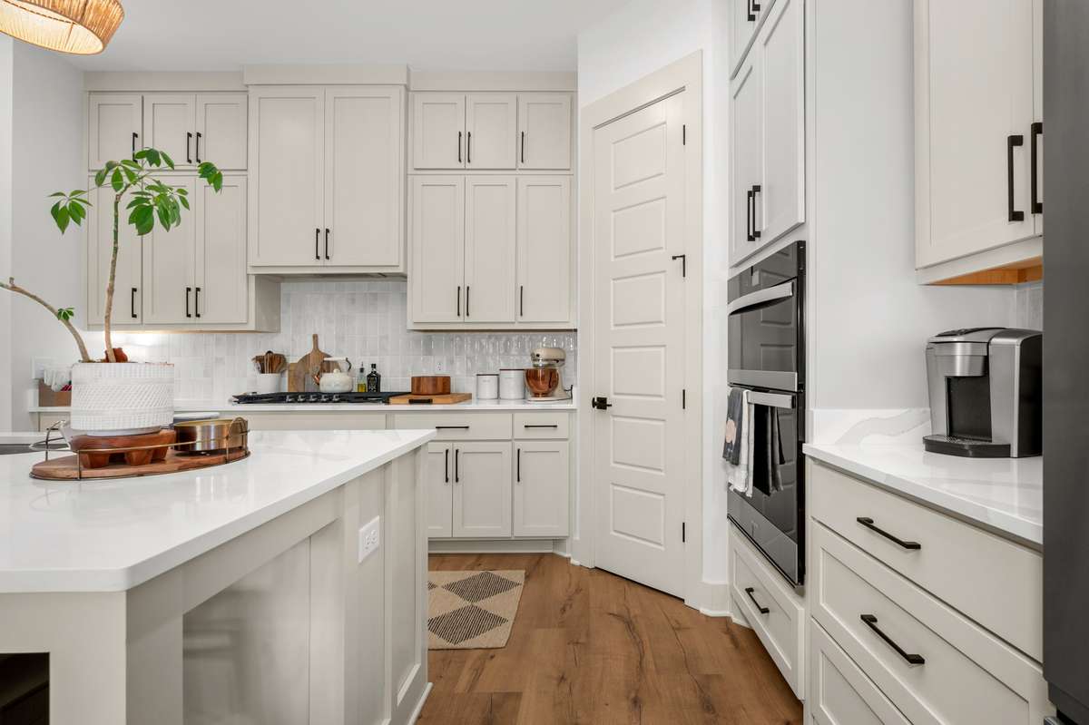 520 Gresham Lane - Deluxe Kitchen w/ Cabinets to the Ceiling
