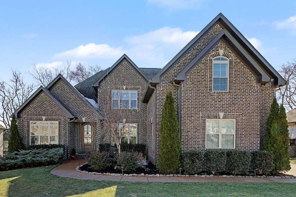 Welcome home to 2965 Stewart Campbell Pt.
