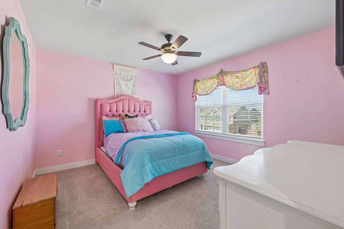 The 4th bedroom also has a walk-in closet.
