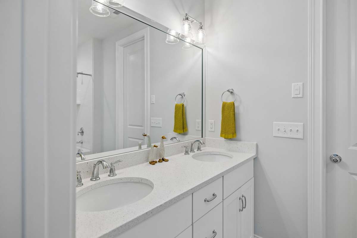 Convenient shared bath between two bedrooms