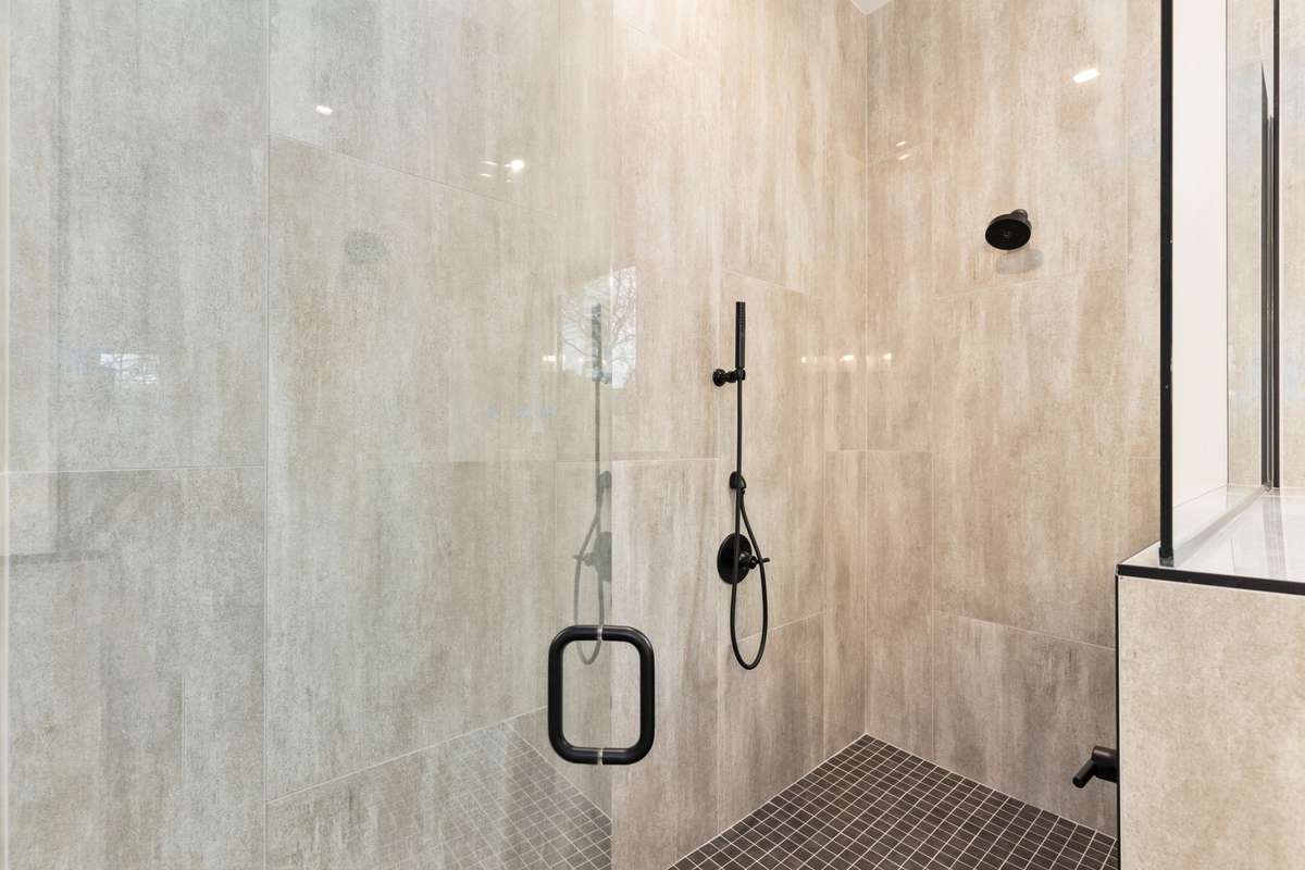 Large primary shower