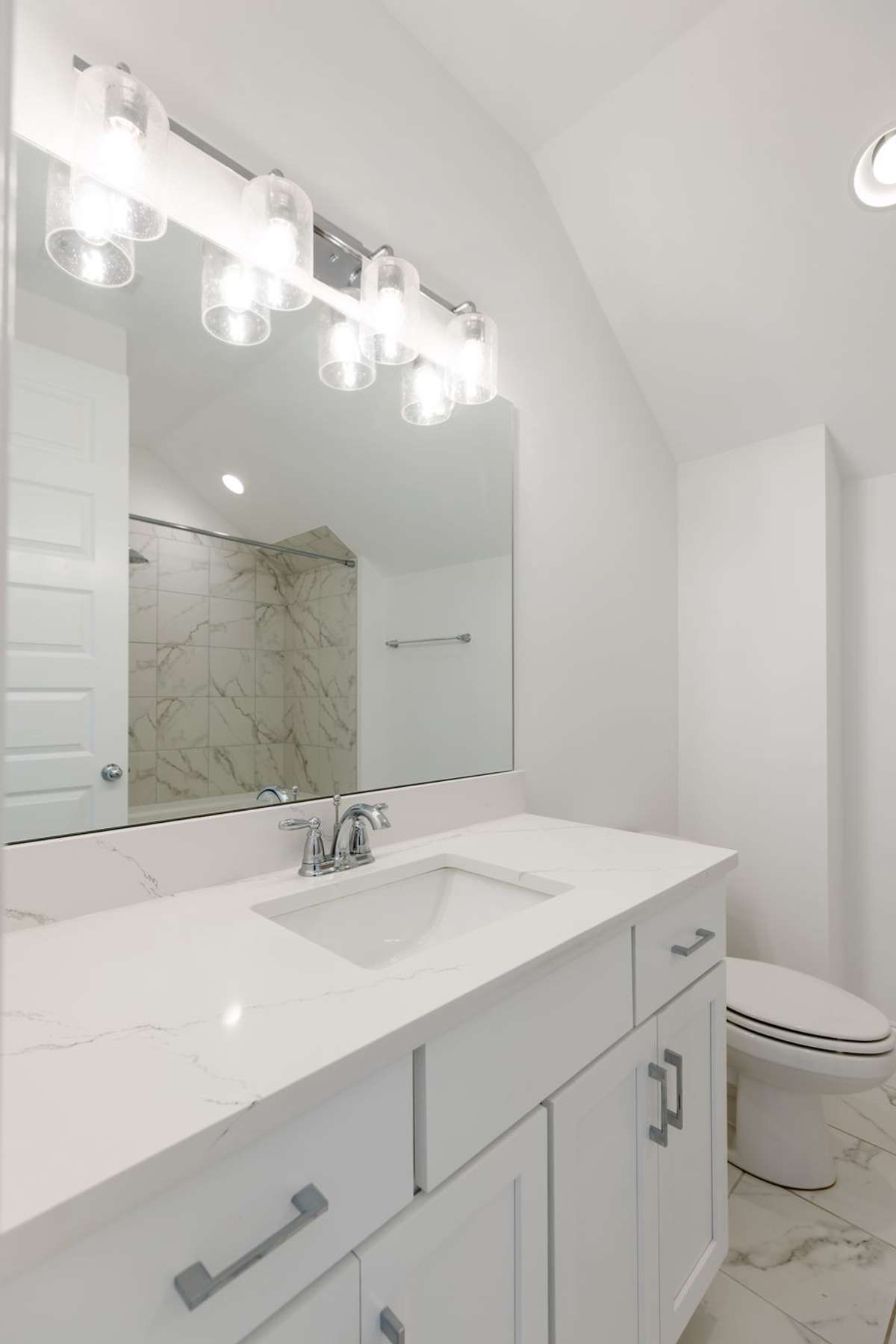 Full bathroom for bed 3 upstairs
