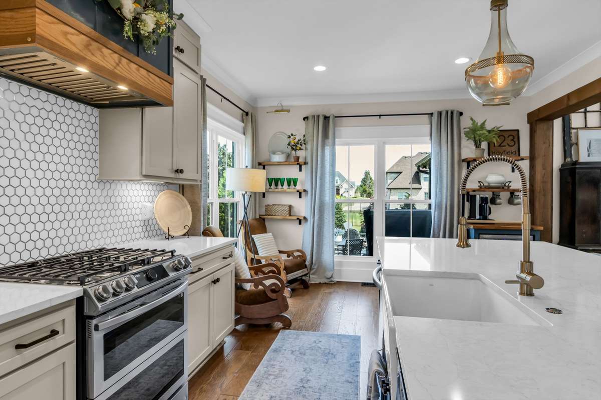 Double ovens and Gas cooktop.