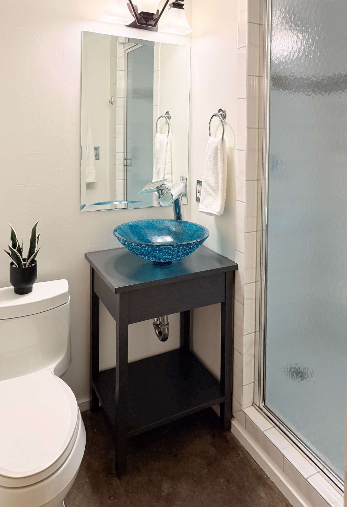 half bath with art deco sink and peekaboo shower