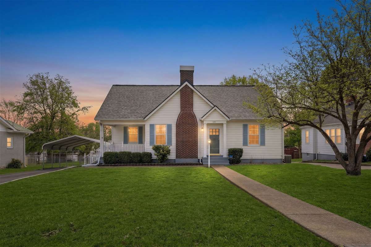 Welcome to 404 6th Avenue in the highly desired Riverside community. Walkable to Riverwalk Park and the Columbia Square.