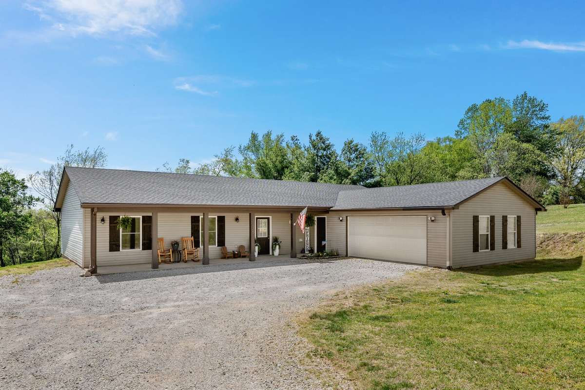 A full view of the front of the home... plenty of parking space for all vehicles and toys.