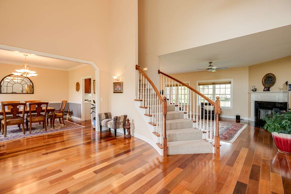 Soaring ceiling in the entry with 16x14 sitting area