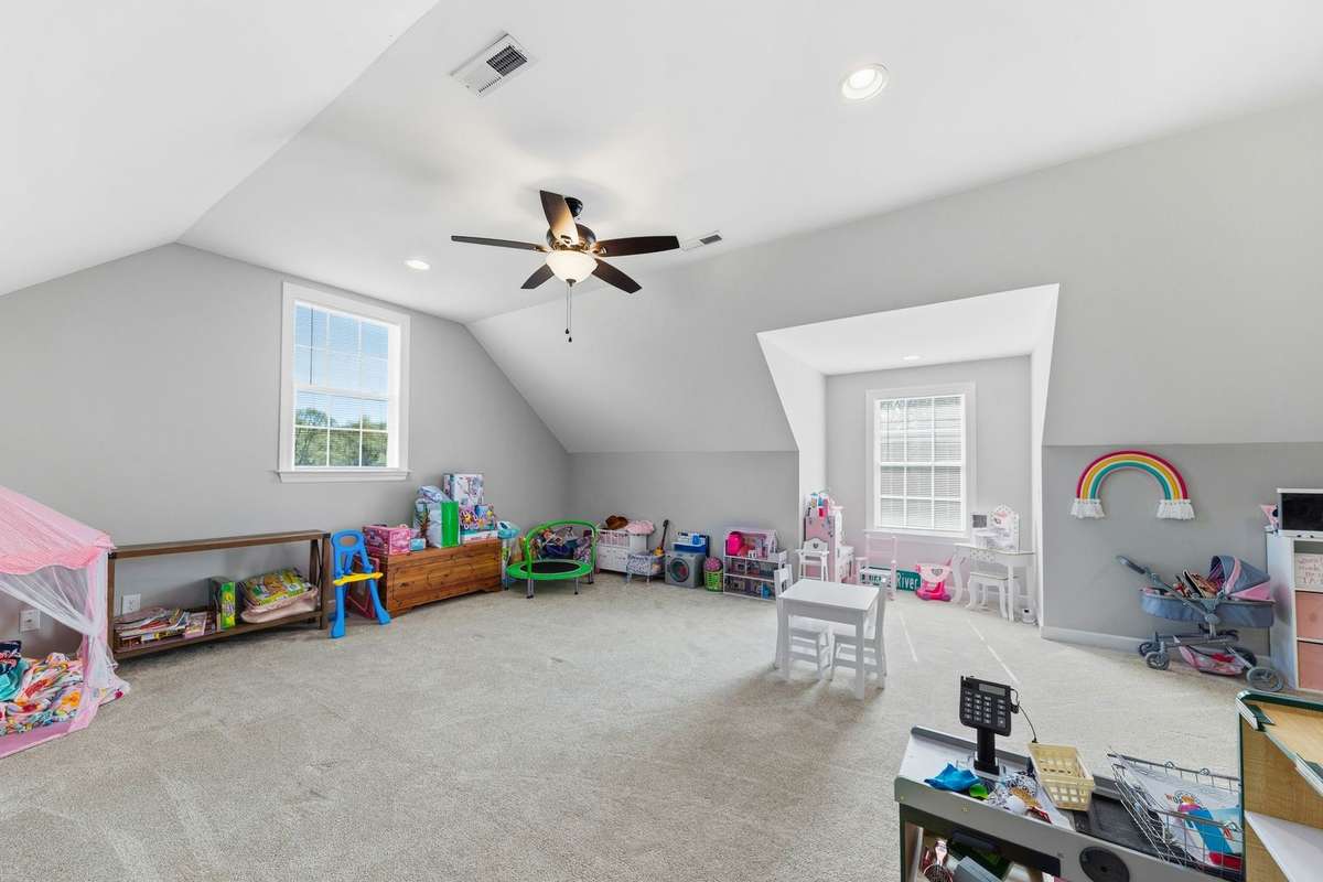 Bonus room has great windows