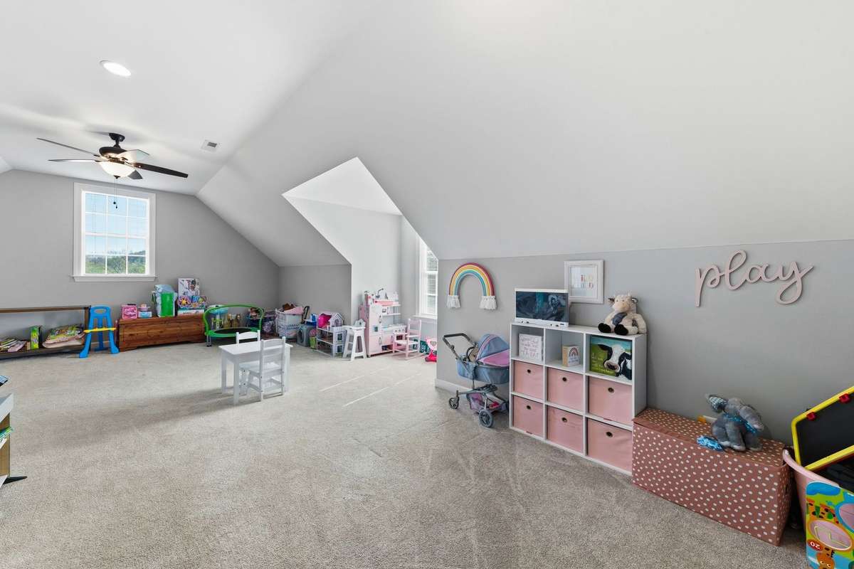Huge bonus room
