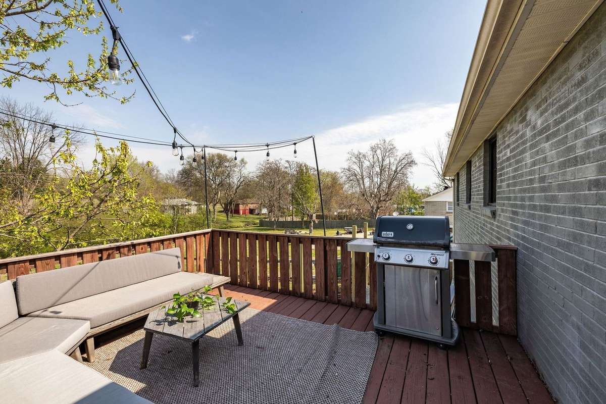 2nd story porch is ready for the BBQ!