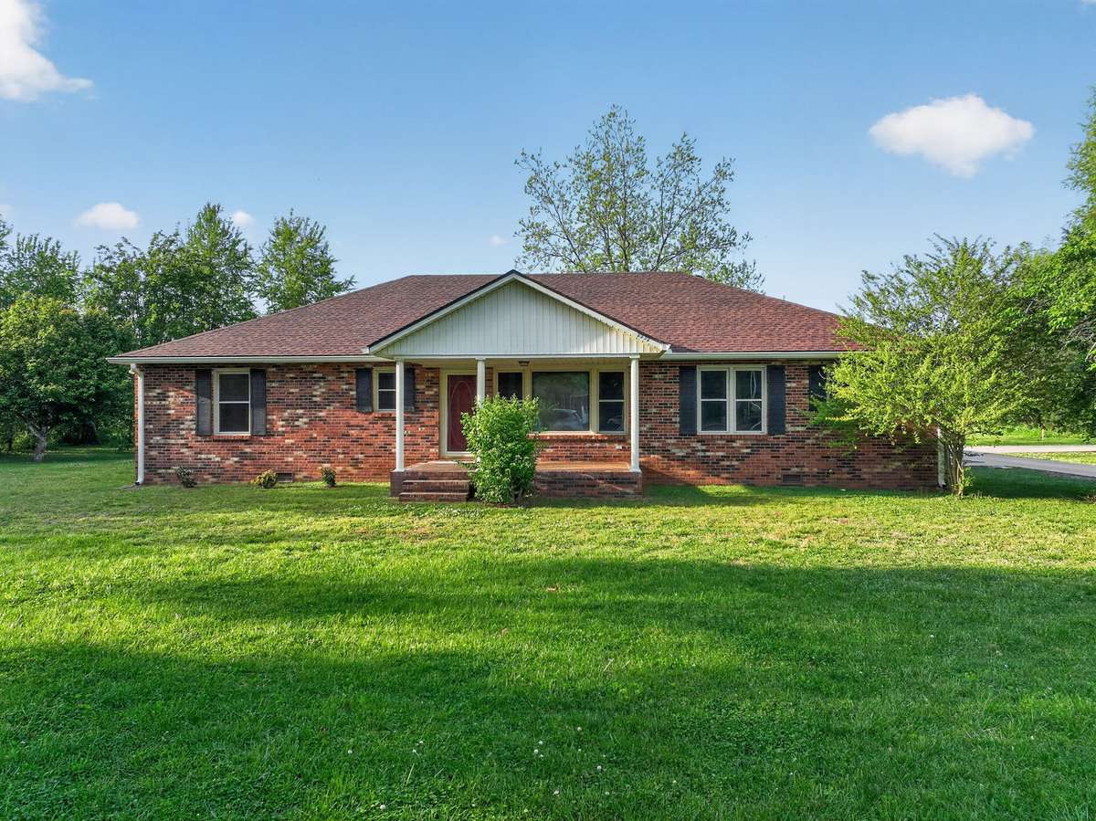 Welcome to 2232 Oakhaven, a beautiful home with lots of space in the middle of town!
