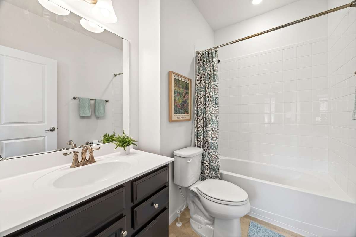 Lovely en suite bathroom with tiled shower/tub.