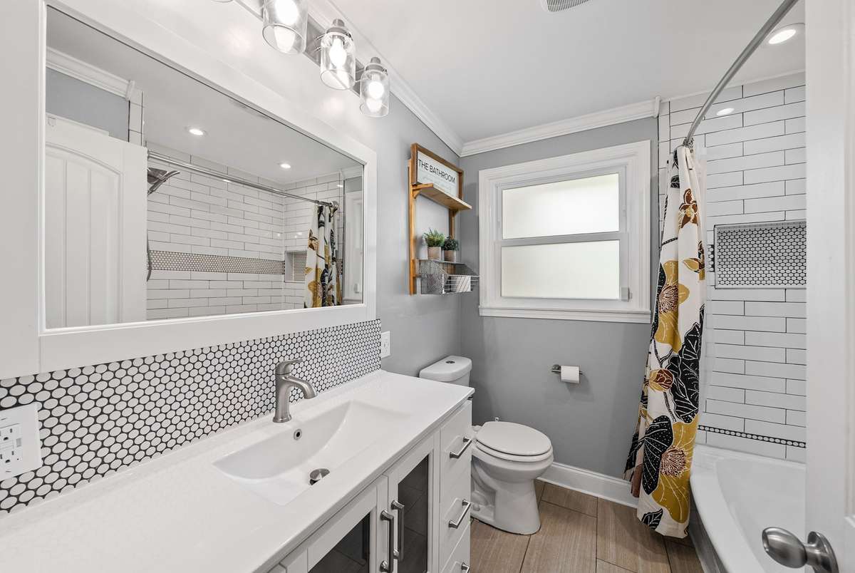 Beautifully renovated full guest bathroom.