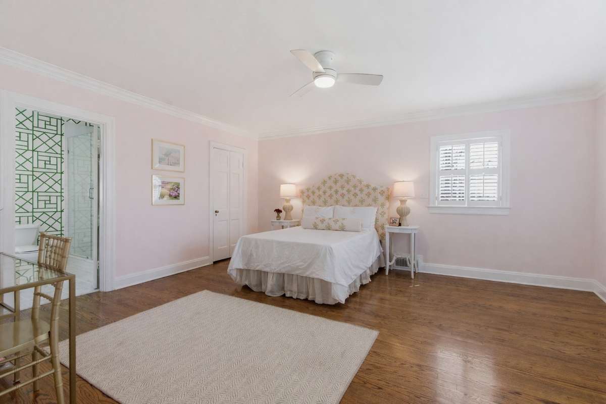 Spacious secondary ensuite bedroom with walk in closet and lots of natural light.