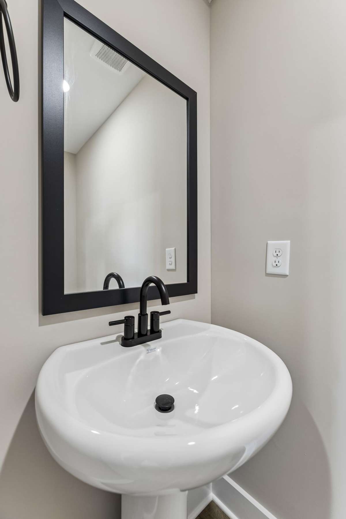 Sample photos from a previous build showing the Braxton Floor Plan.  Materials and colors are subject to change without notice.