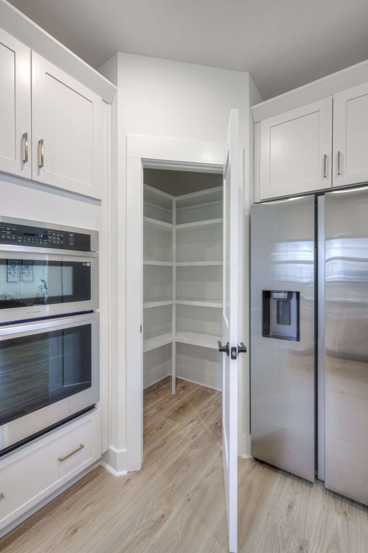 **Photos of the model home kitchen to show the layout of the floor plan. Not the actual house.**