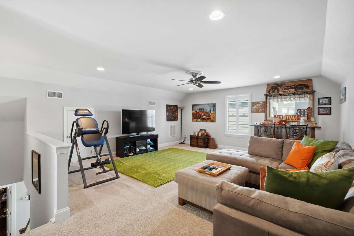 Bonus Room features carpet, plantation shutters and built in bar.