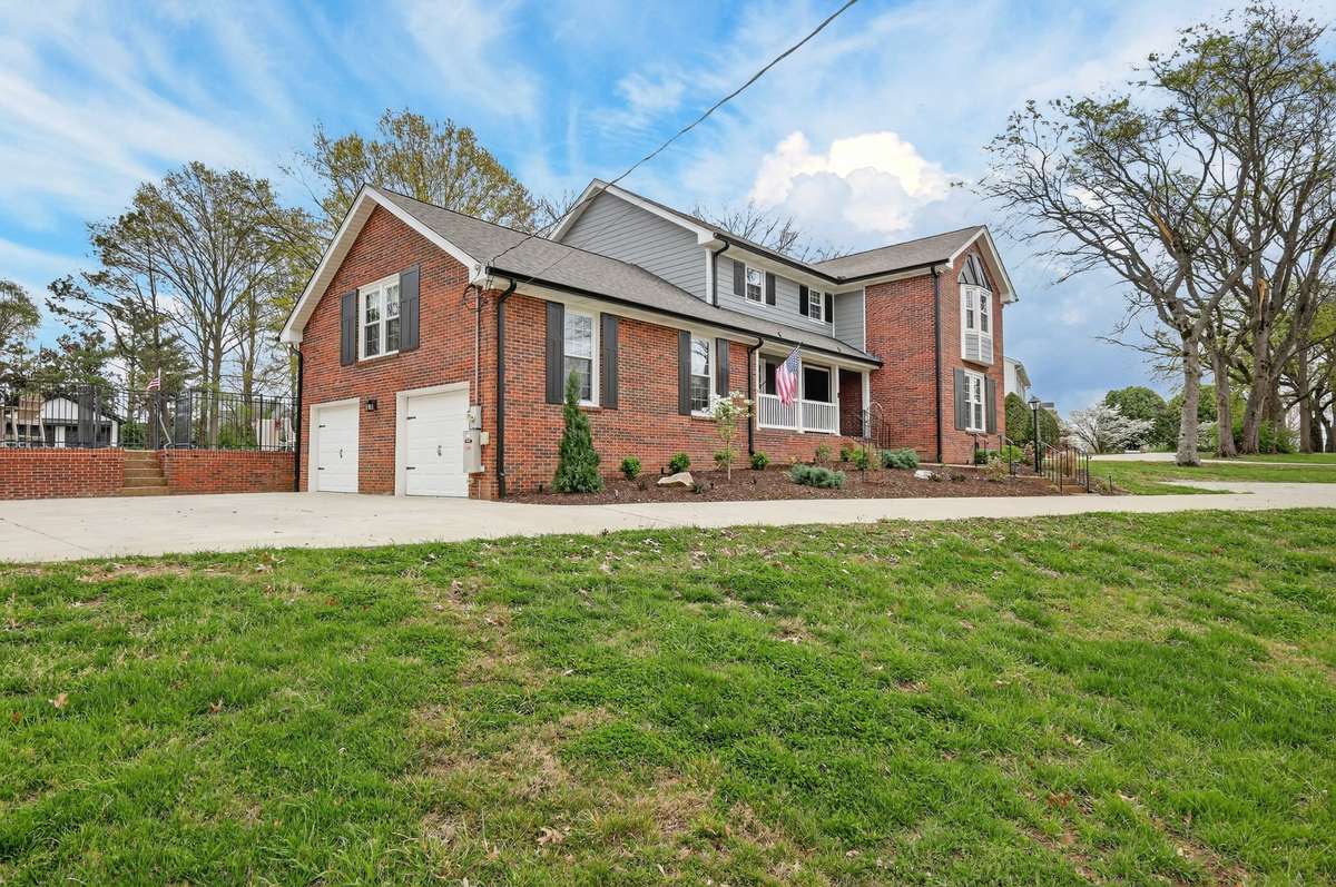EXTRA LARGE DRIVEWAY WITH AMPLE PARKING SPACE