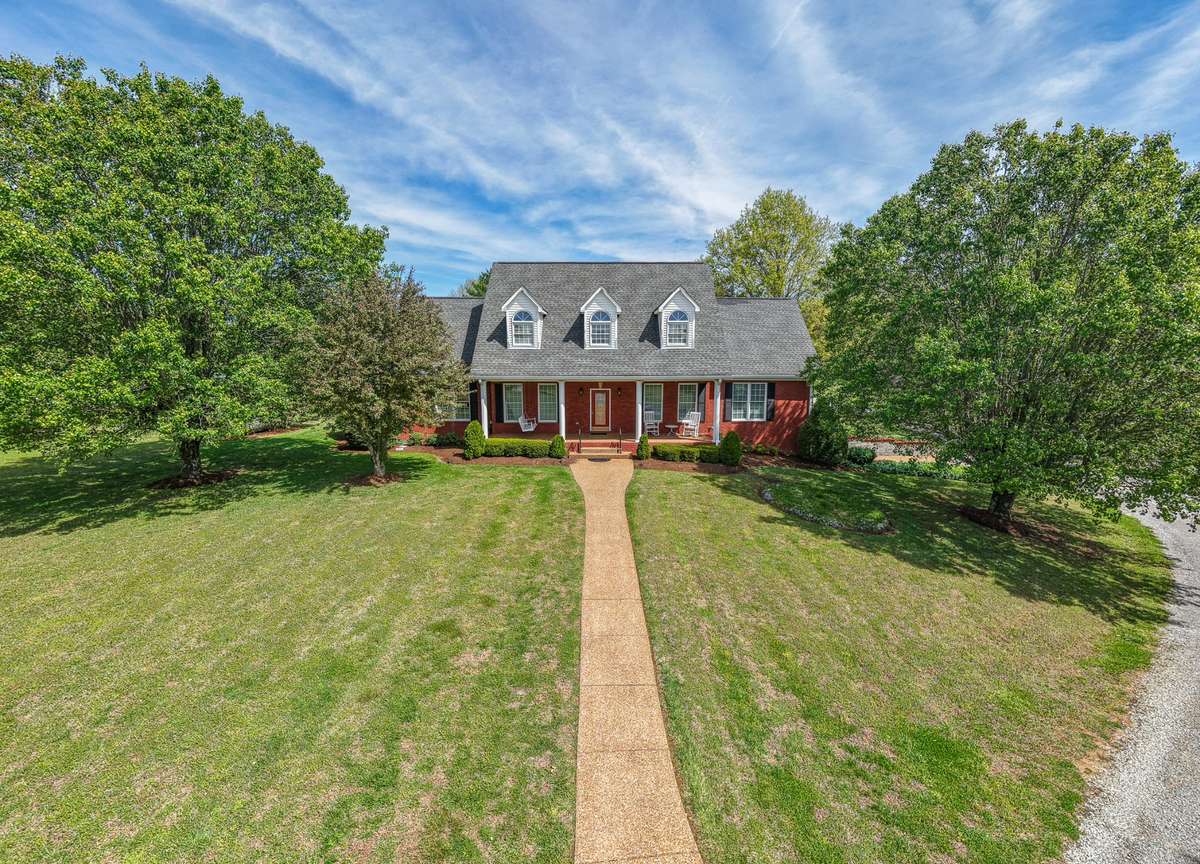 Incredible property with 2 house and a 30x50 metal barn.
