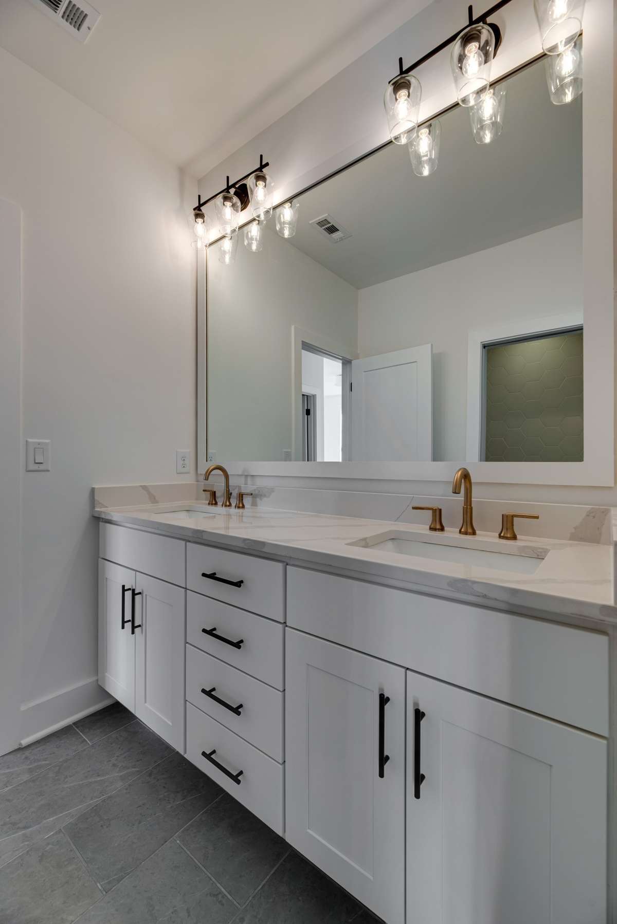Photos of similar unit.