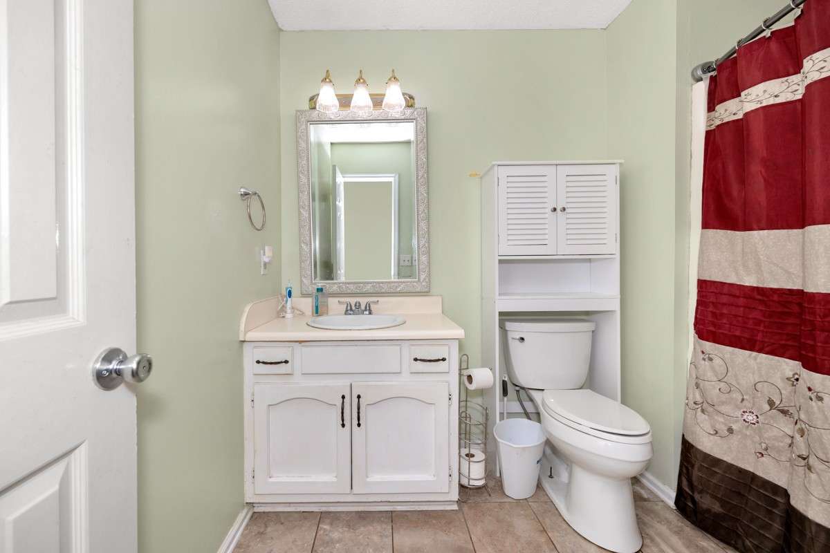 Ensuite Bath- Tile flooring, tub/shower combo