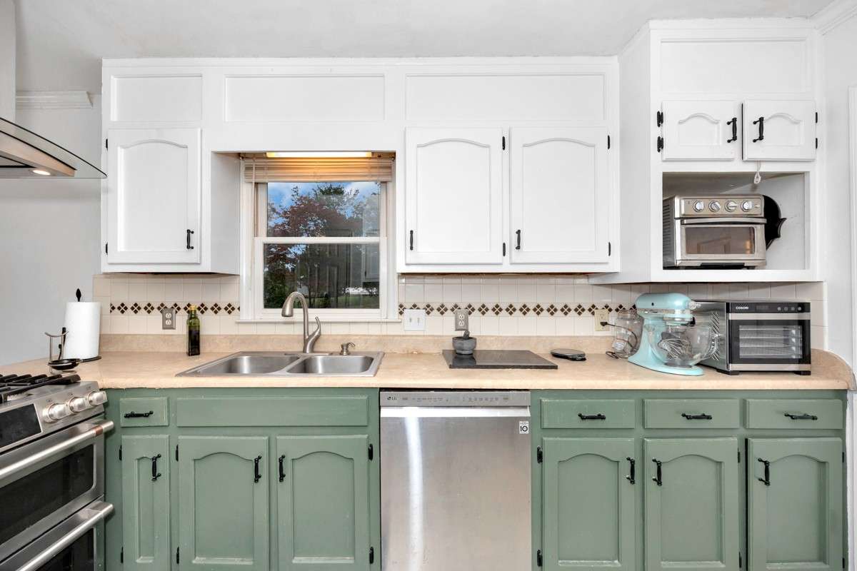 Kitchen- tile flooring & backsplash, stainless steel appliances: dishwasher, double oven, gas stove