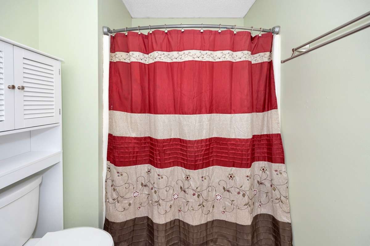 Ensuite Bath- Tile flooring, tub/shower combo