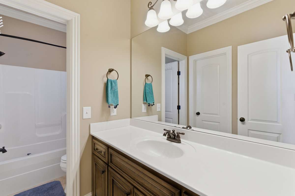 Full bath that connects bedrooms 2 &3.