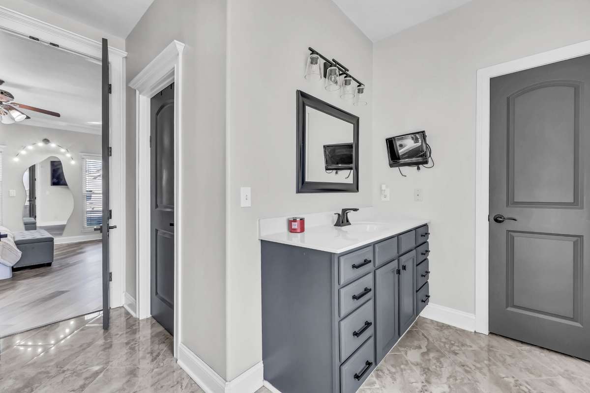 Double vanities + linen closet