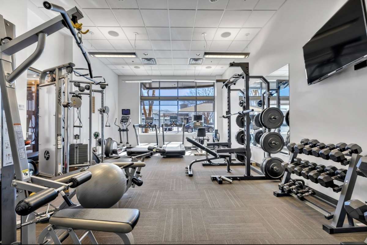 Your very own brand new well equipped gym is just a quick elevator ride to the lobby, no excuses now!!