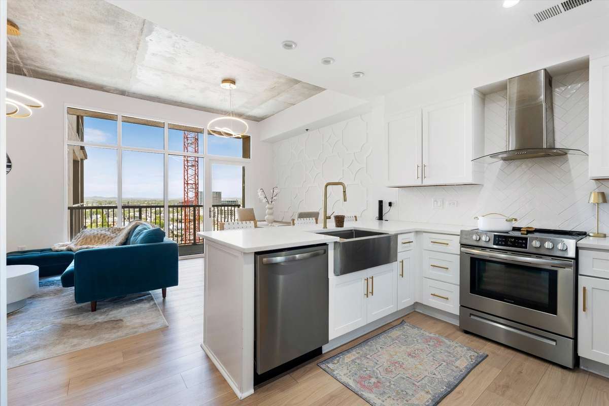 Welcome to the Rythm at Music Row unit #807!! You are going to fall in love with this completely renovated unit!! Notice the open floor plan and 10ft ceilings!!