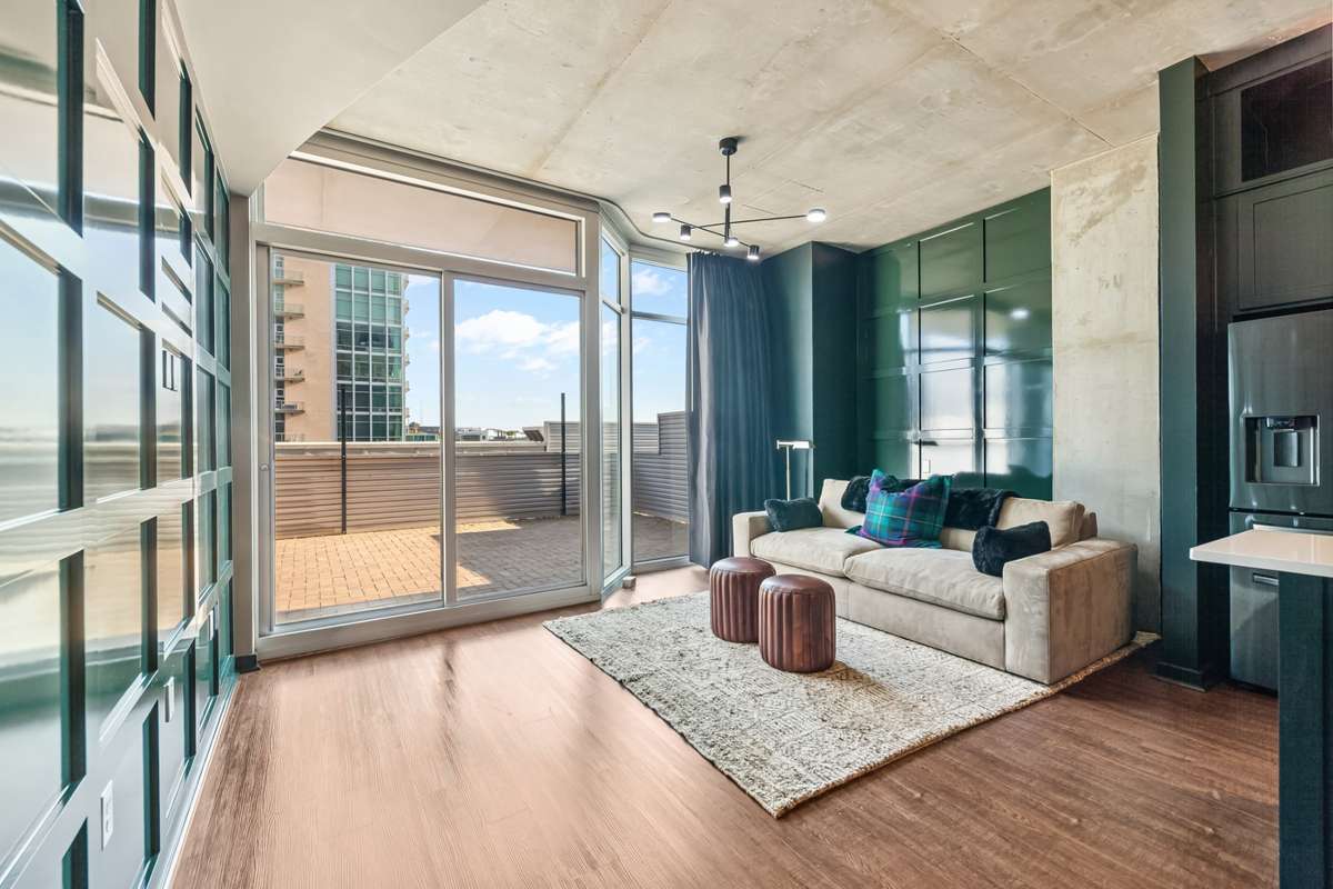 Renovated 1/1 w/sep Vanity areas and an Oversized, Huge Terrace. Located on the 9th floor of The Icon in the heart of The Gulch! Don’t miss out on seeing this one!