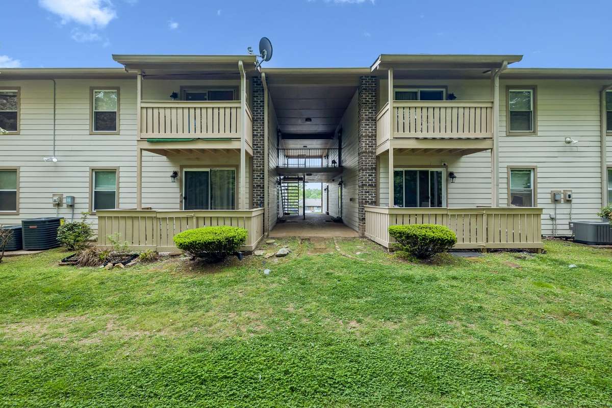 Ashlawn Place Condo (upper building)
