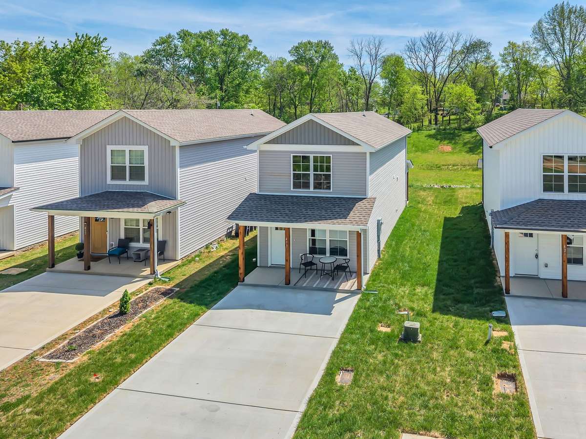 WONDERFUL Outdoor Entertainment Area 
*Note: Green Grass Edits on all Exterior Photos